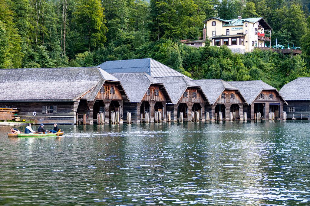 Bootshäuser - 19 Elektroboote fahren täglich hunderte von Touristen über den See.  - © alpintreff.de - Christian Schön